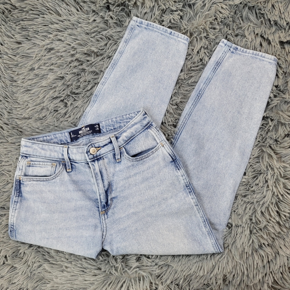Lightwash Hollister Curvy High-Rise Mom Jean